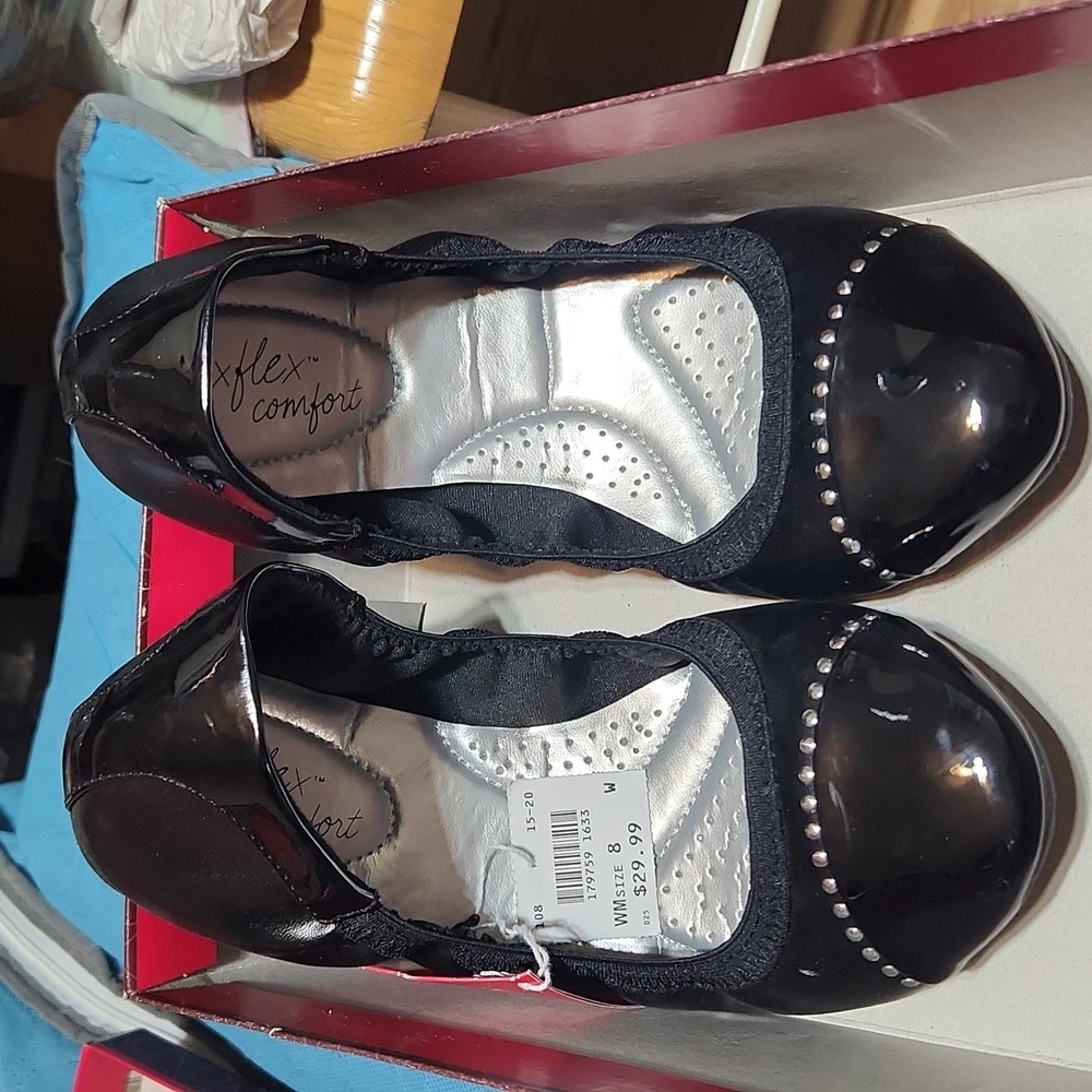 New DexFlex Comfort Shoes women's size 8W in black with silver studs across the